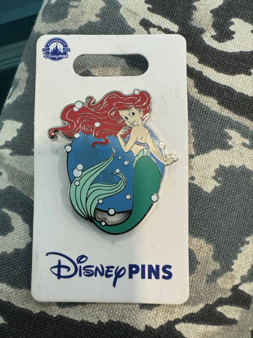The Little Mermaid Ariel underwater  pin collectible [Barcode 400954069977] - Main Image 2