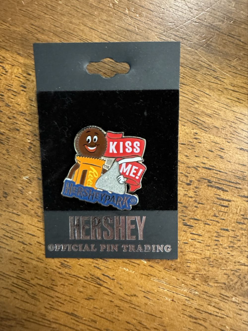 Hershey Park, Reesie‘s Man  Kiss Me  pin collectible [Barcode 4632276] - Main Image 2
