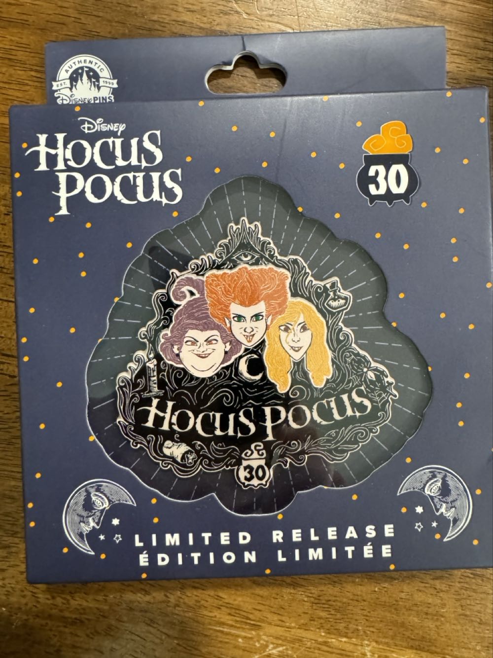 Hocus Pocus 30 Years, Sanderson sisters, large - Limited Release pin collectible [Barcode 400959518494] - Main Image 3