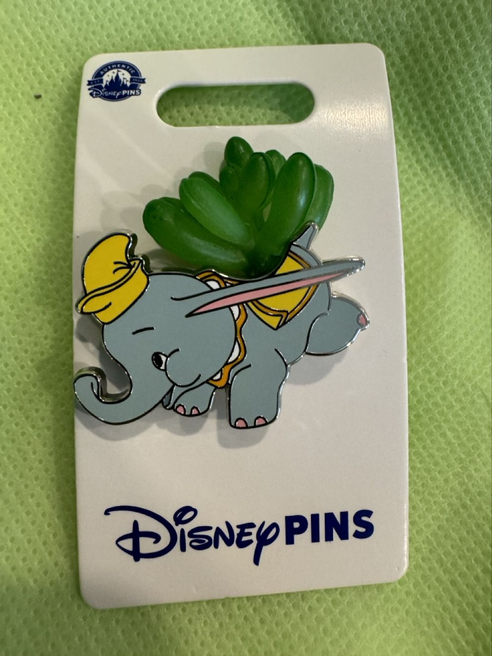 Dumbo planter/succulent  pin collectible [Barcode 400953516809] - Main Image 2