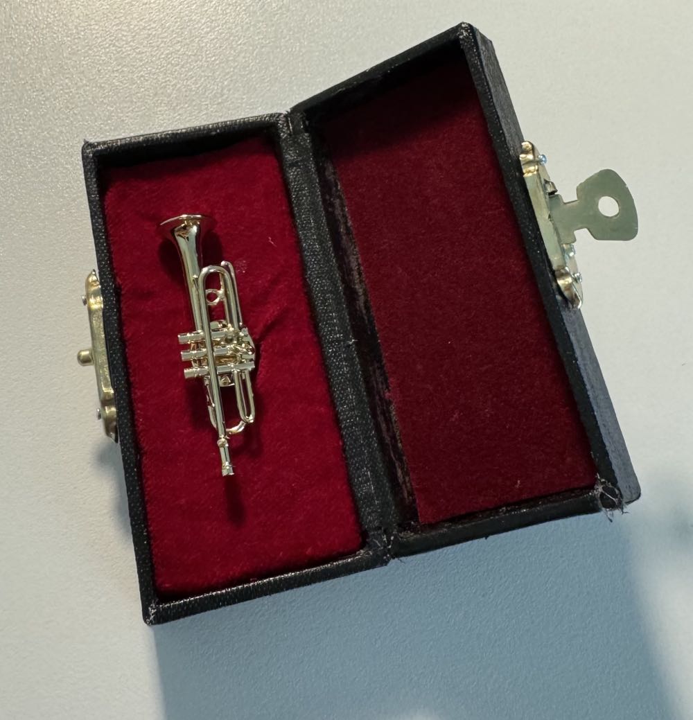 Trumpet  pin collectible - Main Image 2