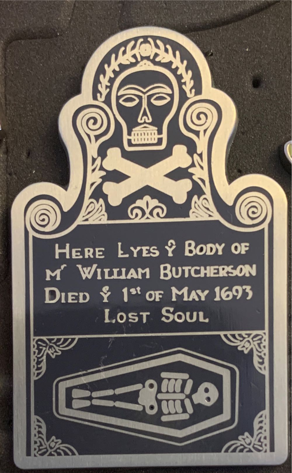 Disney Villains Mystery Pin Collection: Queen Of Hearts