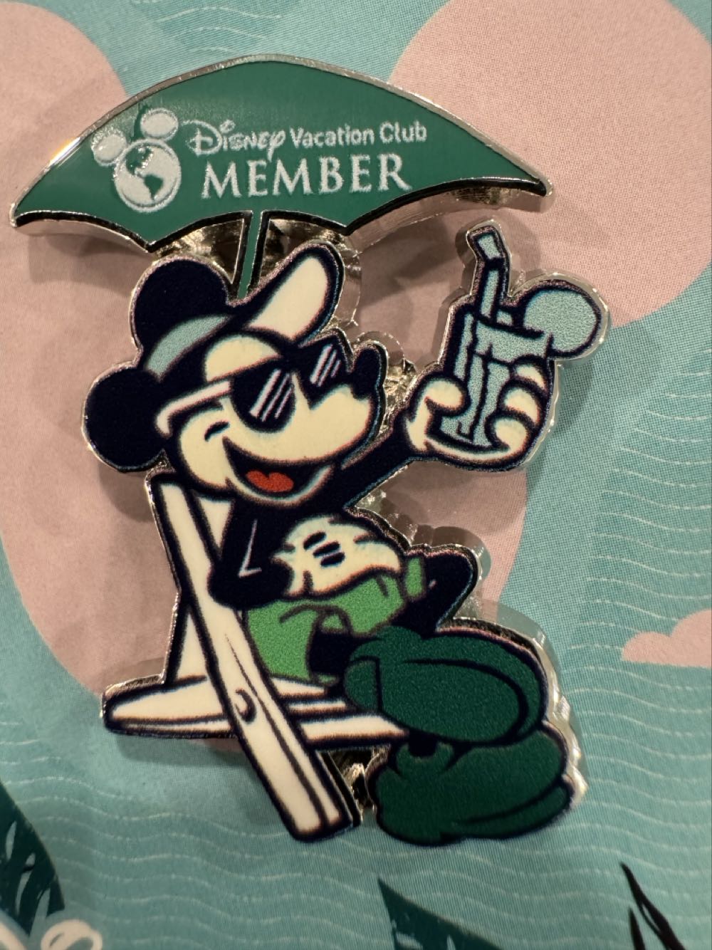 DVC: Mickey Sitting in Beach Chair  pin collectible [Barcode 400978870184] - Main Image 2