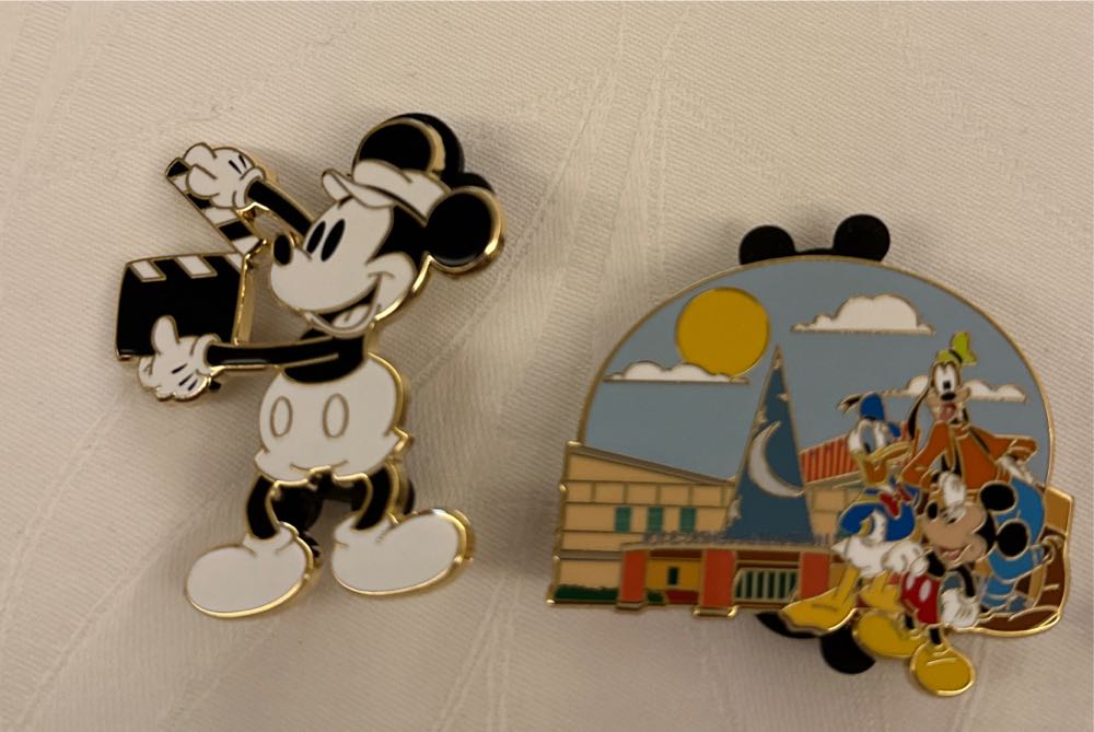 ABC Building - Donald Duck - Enamal pin collectible [Barcode 400000199009] - Main Image 2