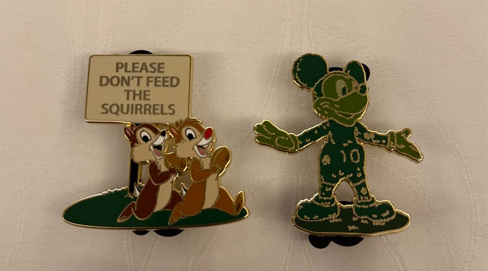 ABC Building - Donald Duck - Enamal pin collectible [Barcode 400000199009] - Main Image 3