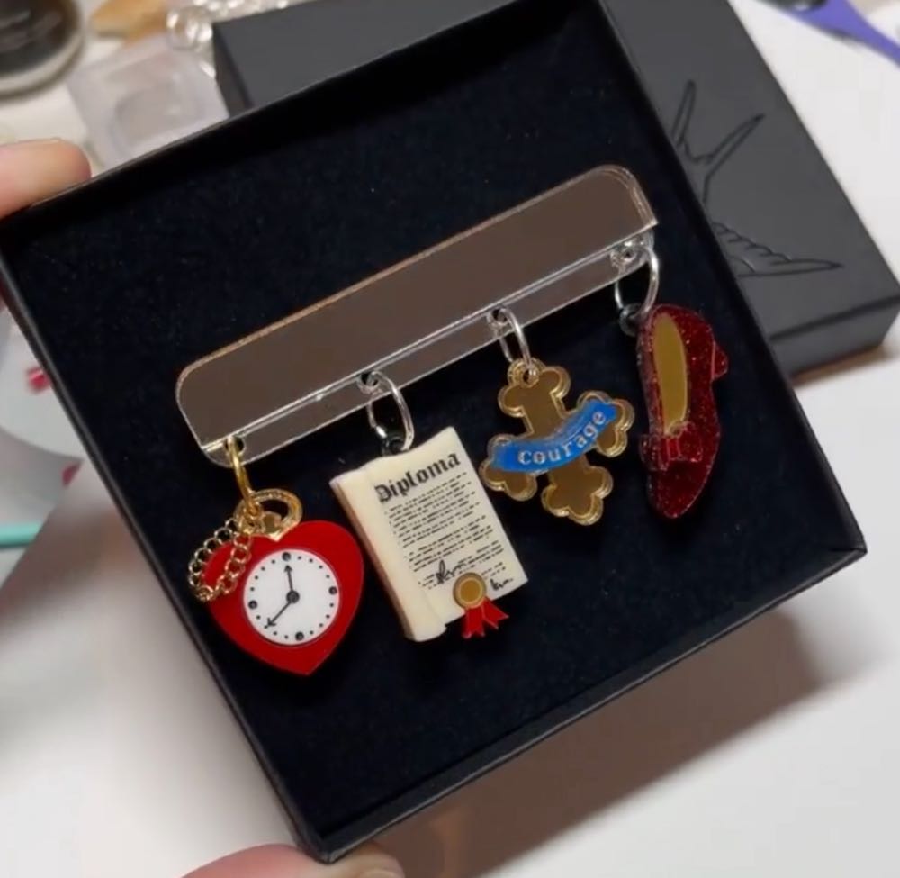 TMOMJ - Wizard of Oz Charm Bar - Brooch pin collectible - Main Image 2