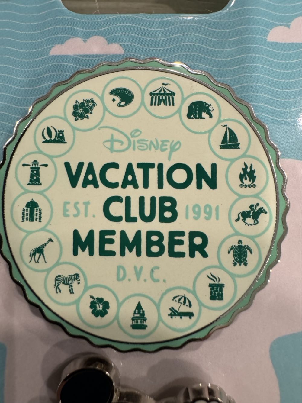 DVC  circular club member 1991 & Separate Mickey With Map And Binoculars  pin collectible [Barcode 400972969280] - Main Image 4