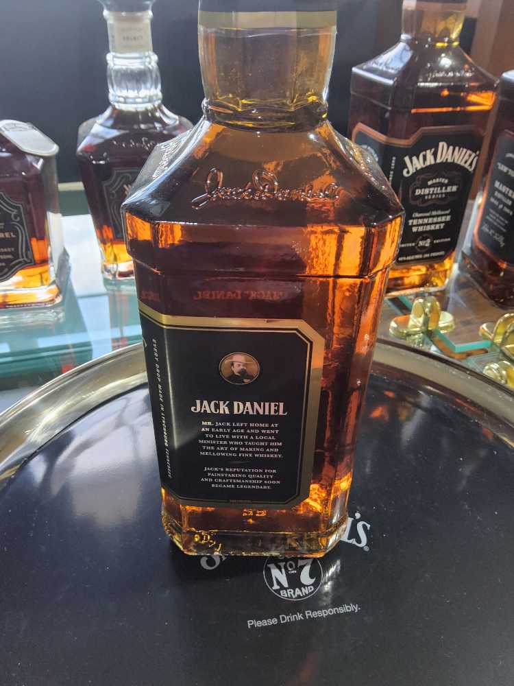 Master Distiller Whiskey Vol #1  pin collectible [Barcode 082184052679] - Main Image 2