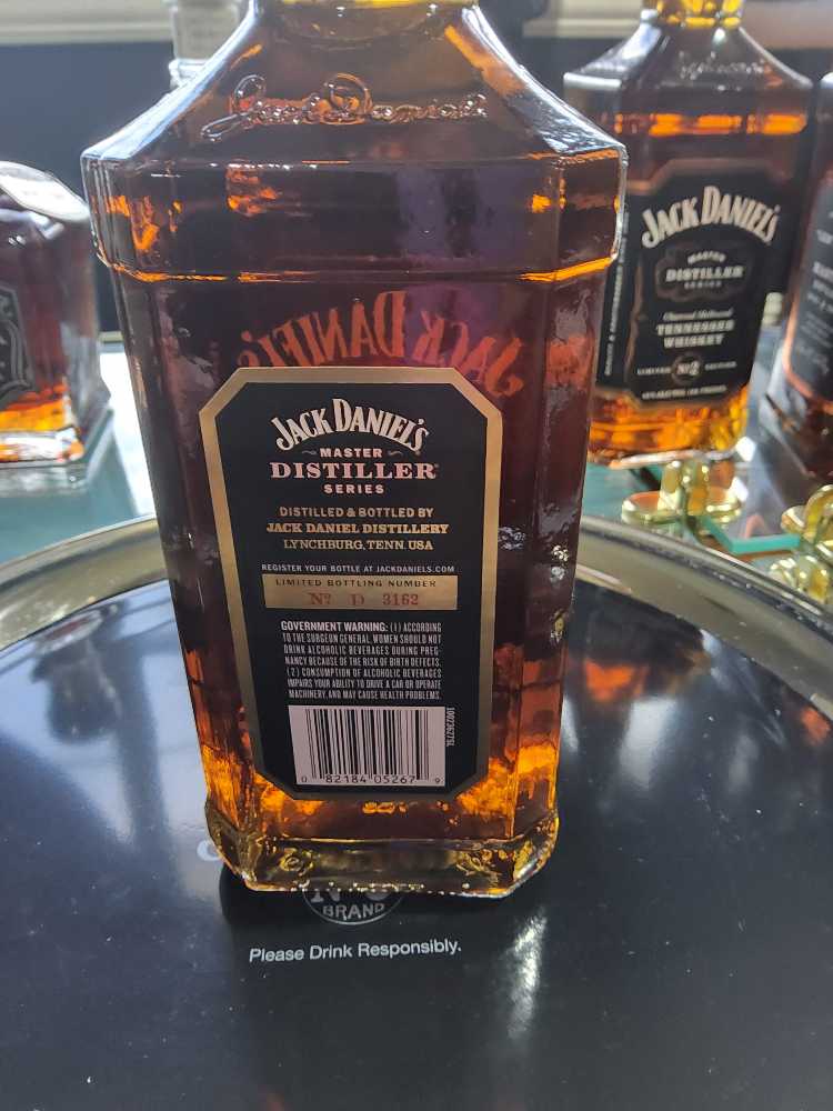 Master Distiller Whiskey Vol #1  pin collectible [Barcode 082184052679] - Main Image 3