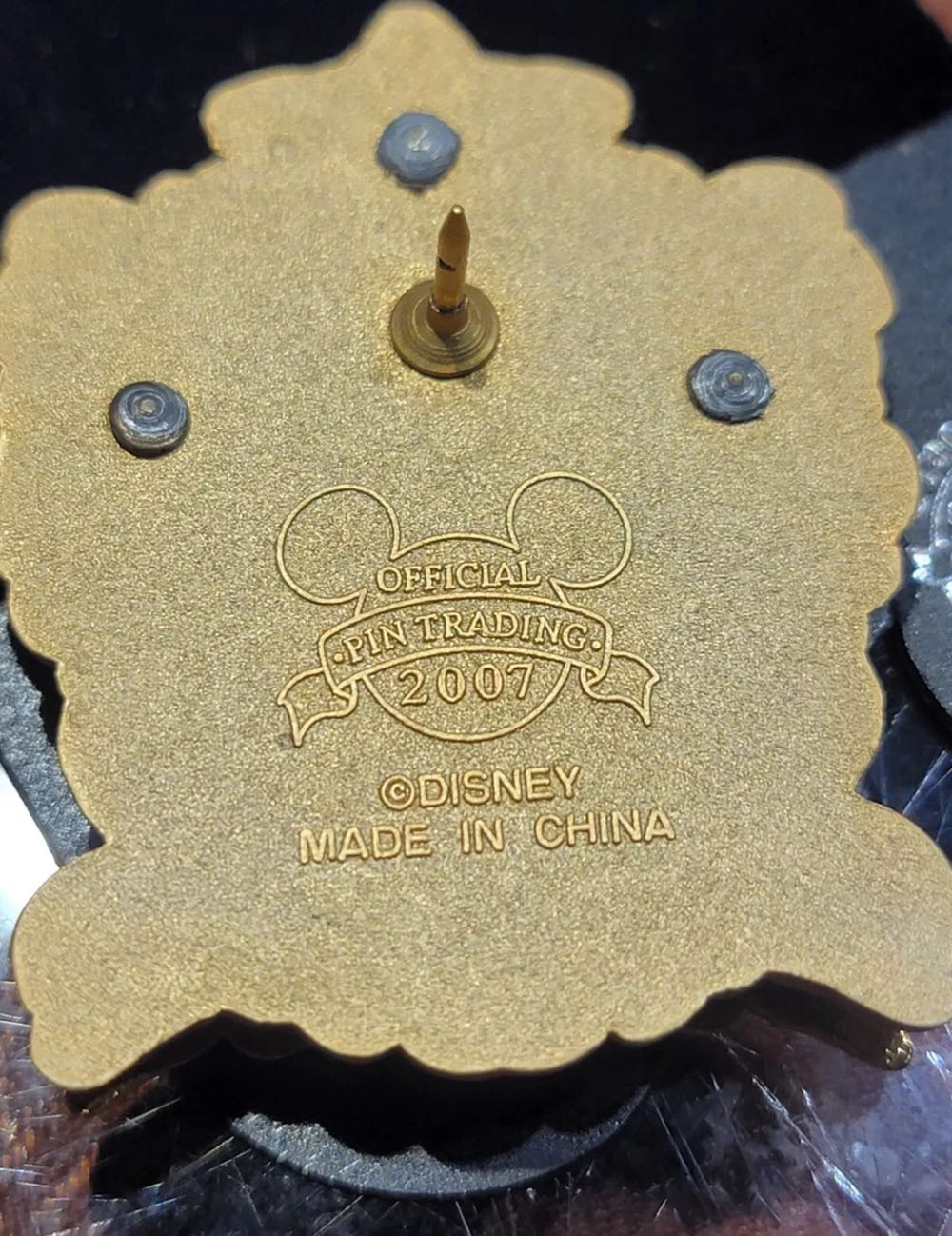 WDW Mickey With Crest Shield  pin collectible - Main Image 2