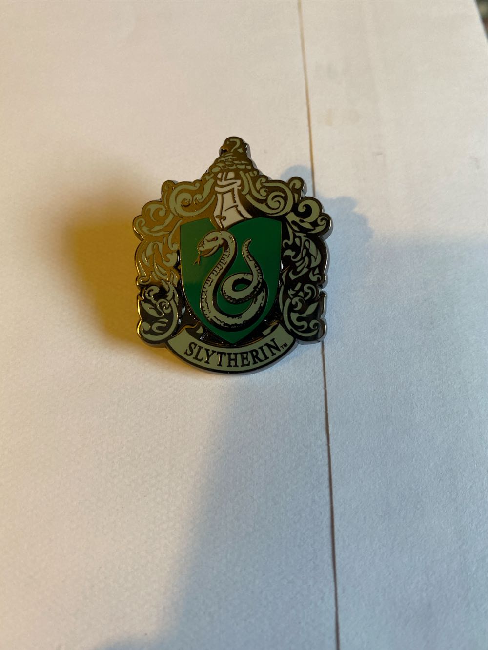Slytherin Crest - Wizarding World pin collectible [Barcode 5060560792697] - Main Image 2