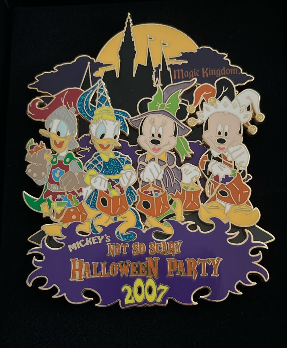 WDW: MNSSHP 2007 Trick Or Treat Oversized Pin With Box - Limited Edition pin collectible - Main Image 1