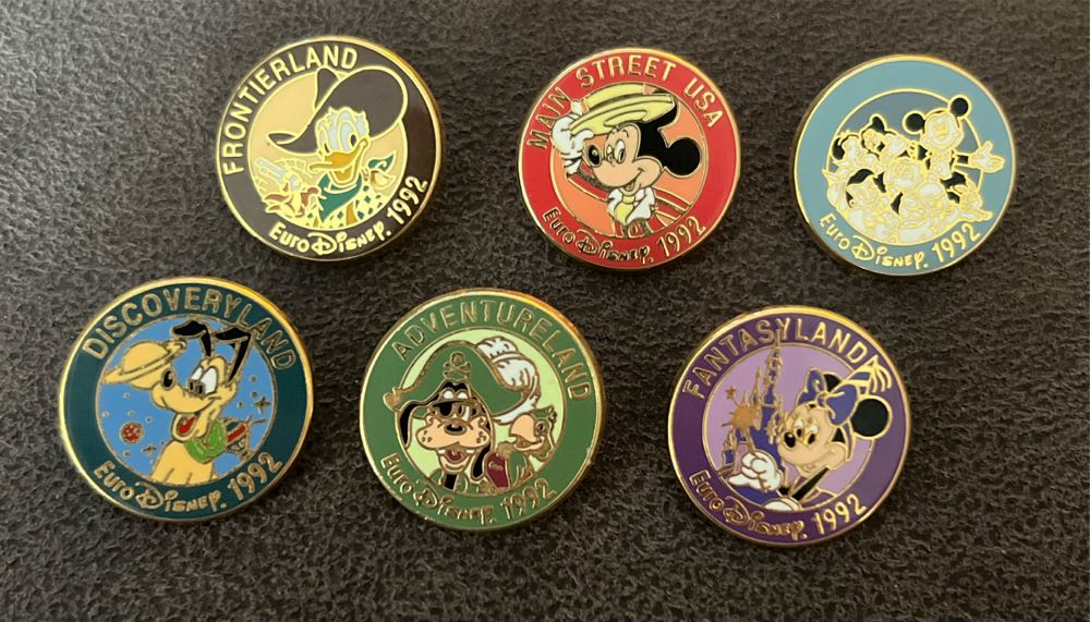 Pokémon Center: Pixel Pins Eevee, Vaporeon, Jolteon & Flareon