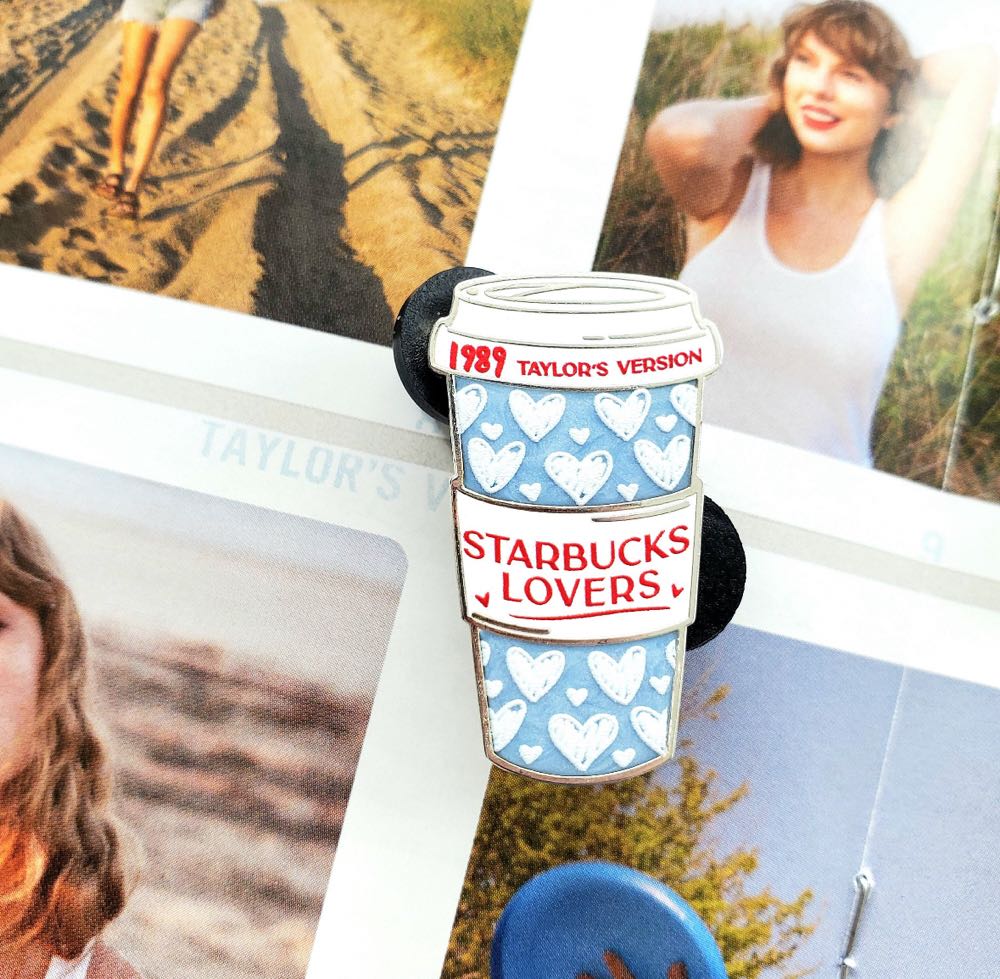 PALM - Anna - Hands on Hips - Happiest Collection on Earth - Frozen