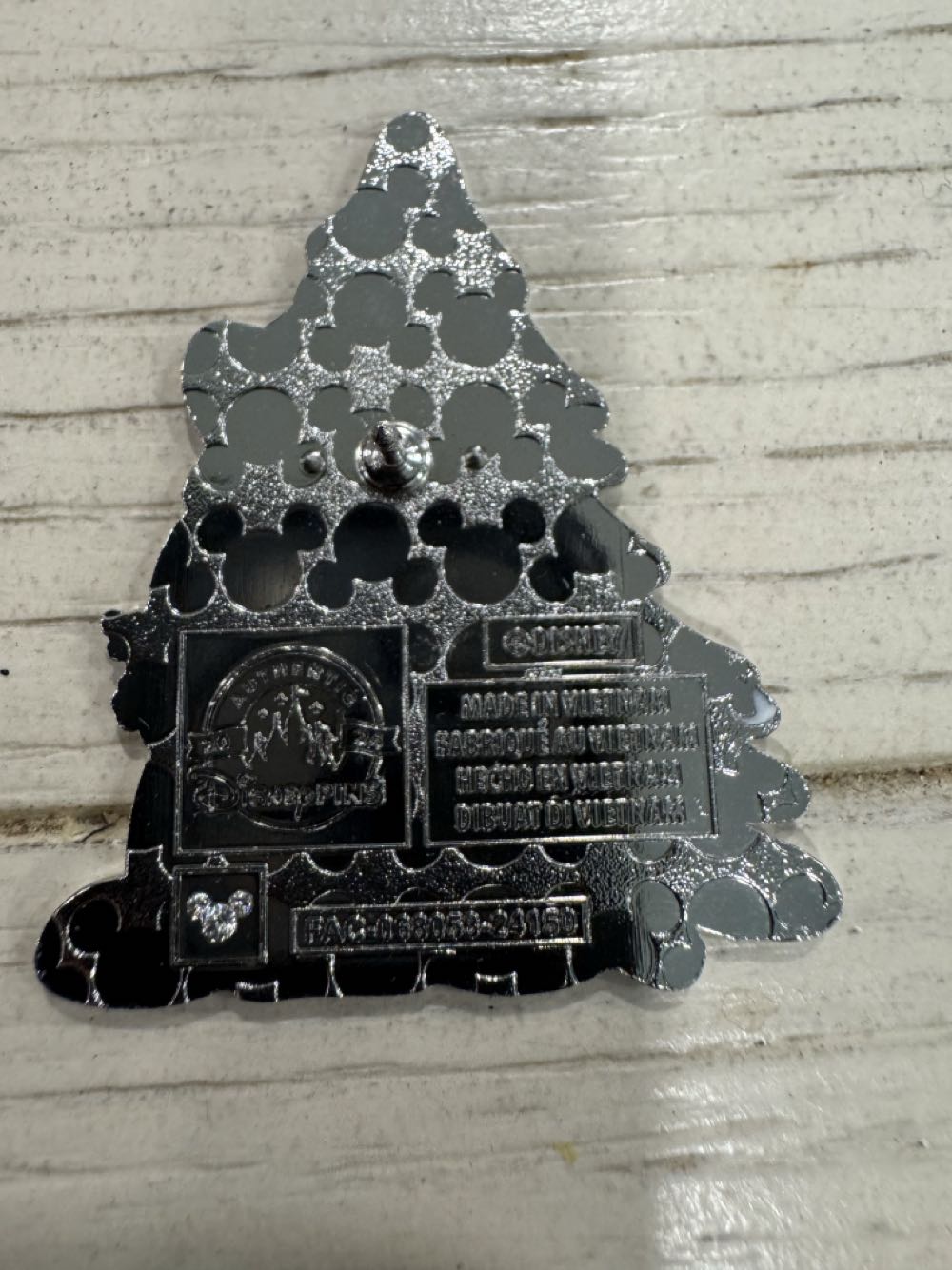 Gnome Daisy With Christmas Tree - Character pin collectible - Main Image 2