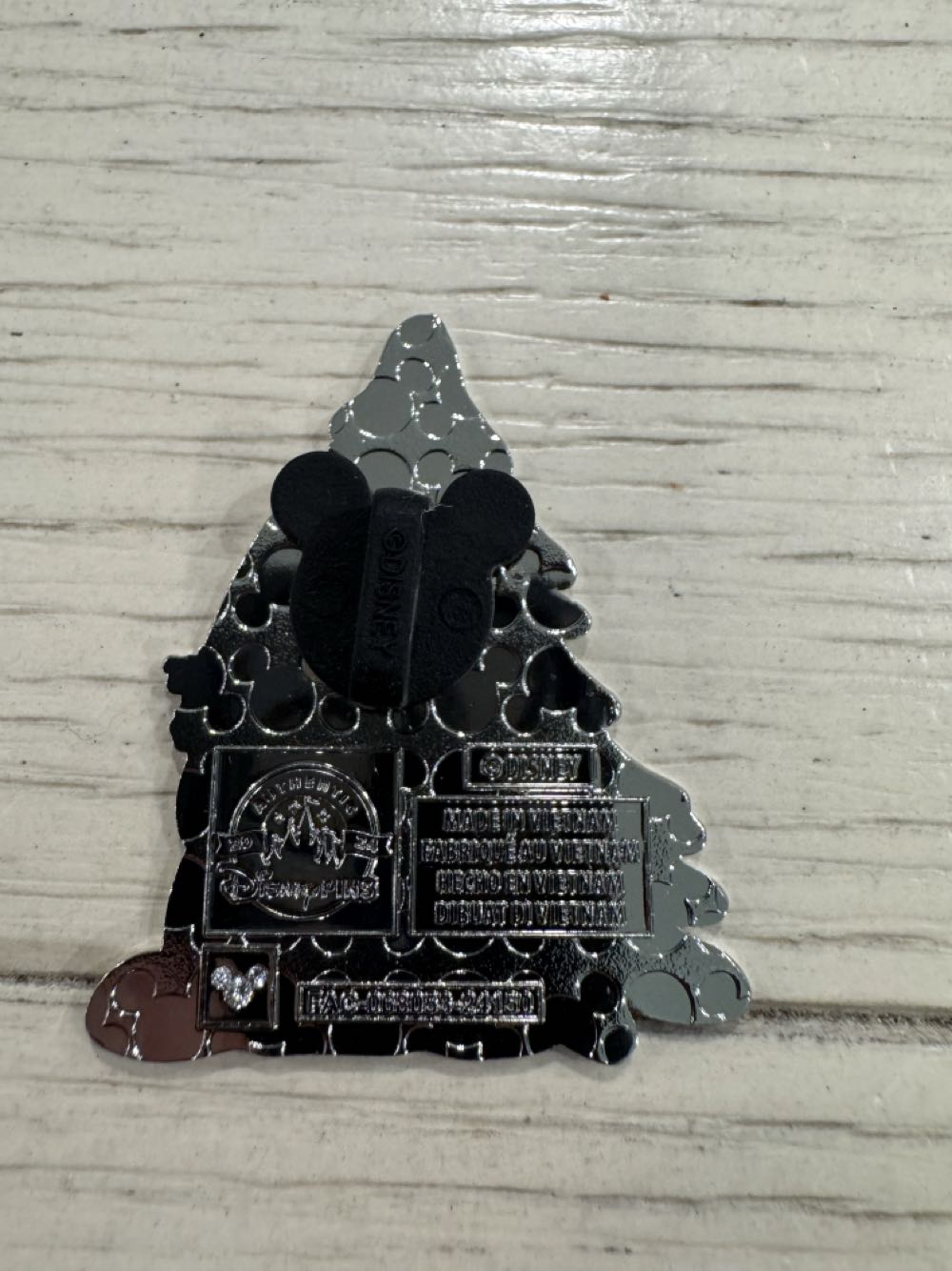 Gnome Donald with Christmas tree - Character pin collectible - Main Image 2