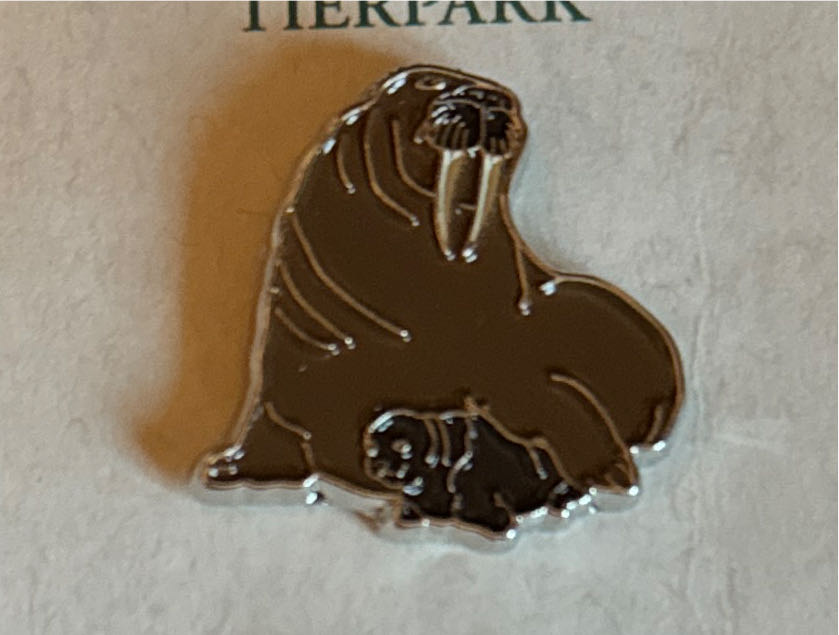 Walrus - Hagenbeck Zoo - Lapel pin collectible [Barcode 5708476050721] - Main Image 2