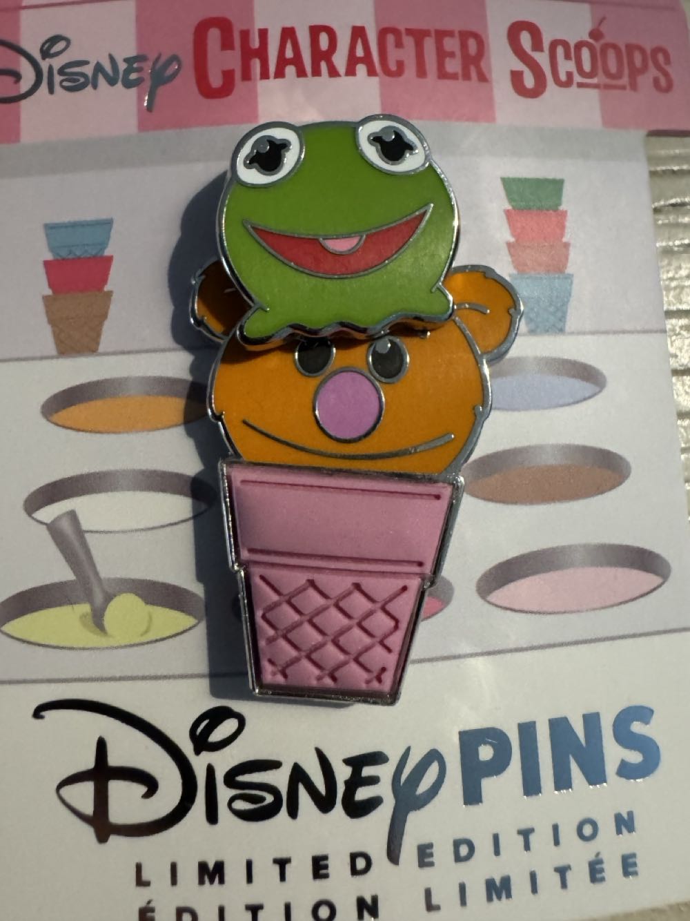 Character Scoops, Muppets, Fozzy And Kermit  pin collectible [Barcode 400984020764] - Main Image 2