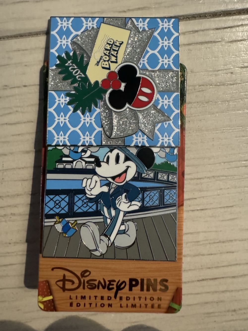 Christmas 2024 Boardwalk, Christmas Present, Mickey Mouse - Hotel pin collectible [Barcode 400983670601] - Main Image 2