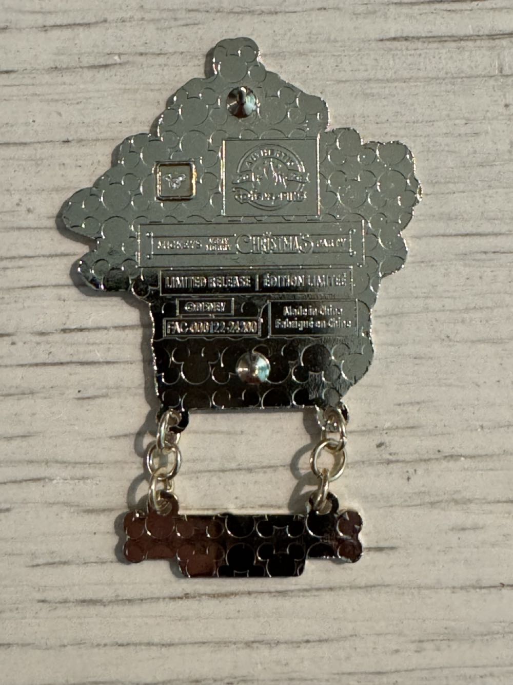 2024 Mickey’s Very Merry Christmas Party Dangle - Limited Release pin collectible [Barcode 400983968890] - Main Image 4
