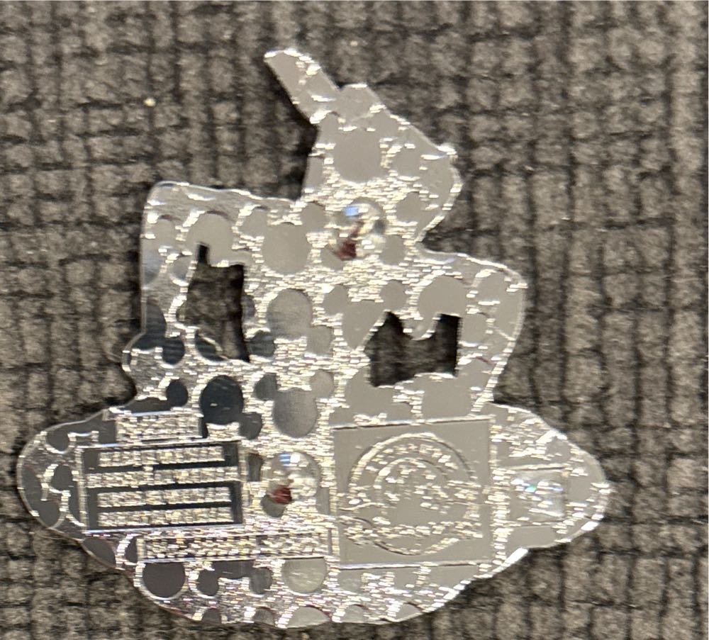 Peter Pan Sitting On A Cloud - Disney pin collectible [Barcode 400987020020] - Main Image 2