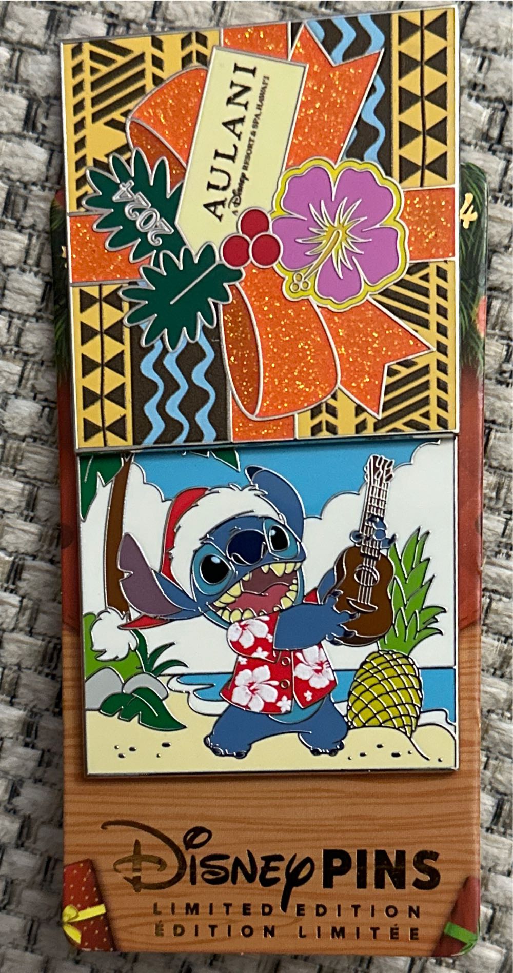 Christmas Resort Pin 2024 Aulani - Hotel pin collectible [Barcode 400983670618] - Main Image 2