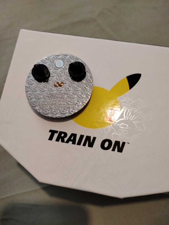 Pokemon Celebrations 25th Anniversary Flying And Surfing Pikachu Deluxe Enamel Pin - Enamel pin collectible - Main Image 3