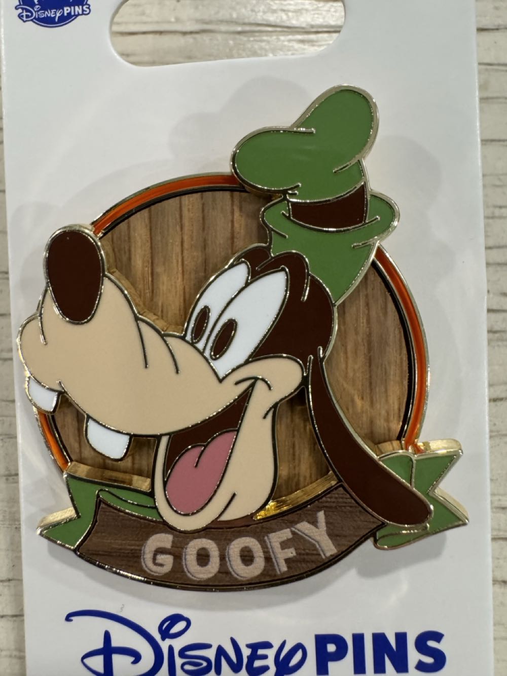 Goofy With Wood Background  pin collectible [Barcode 400986918526] - Main Image 2
