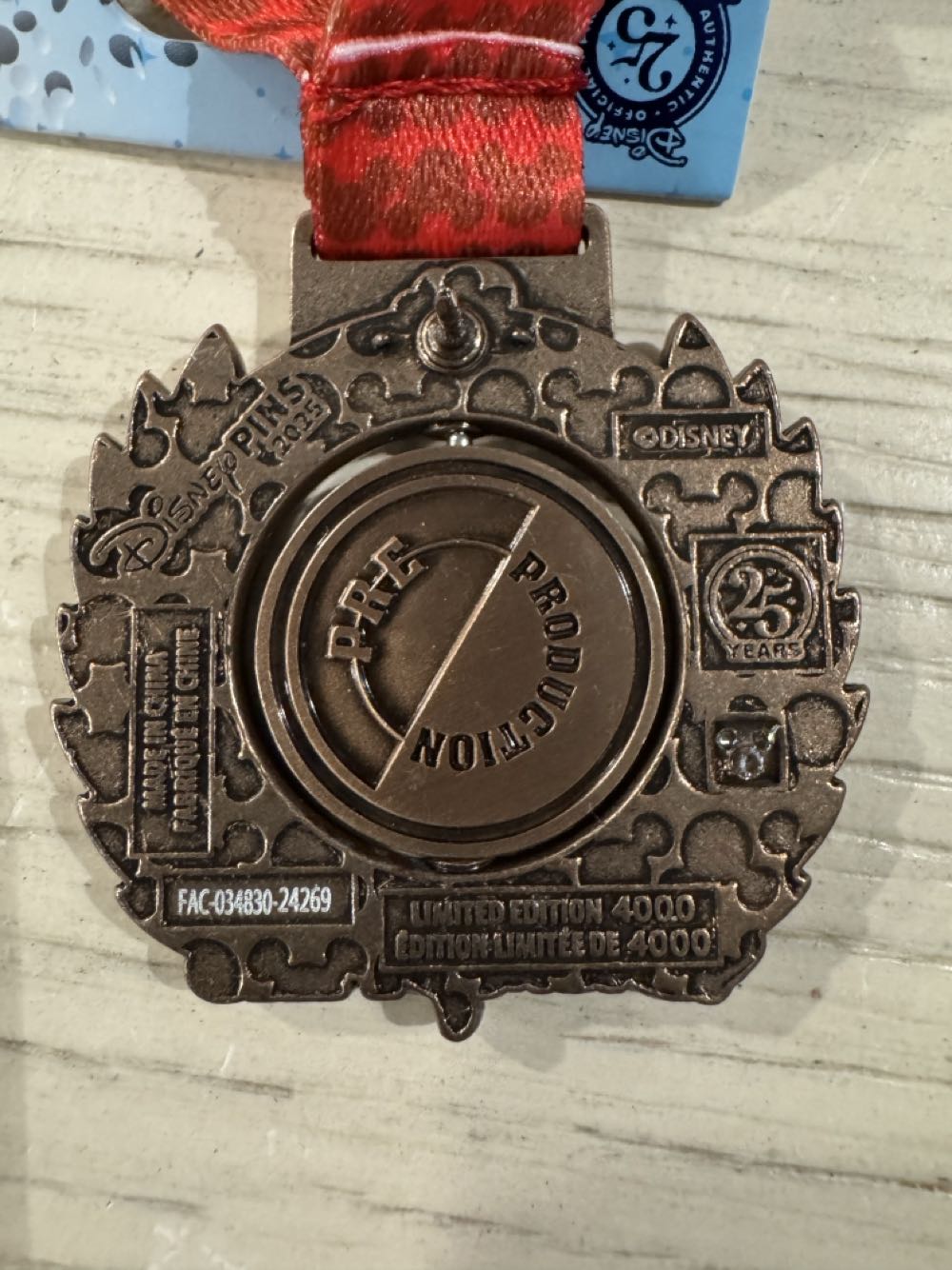 25 Years Of Pin Trading, Mickey Mouse Medal - Disney Pins pin collectible [Barcode 400988019573] - Main Image 3