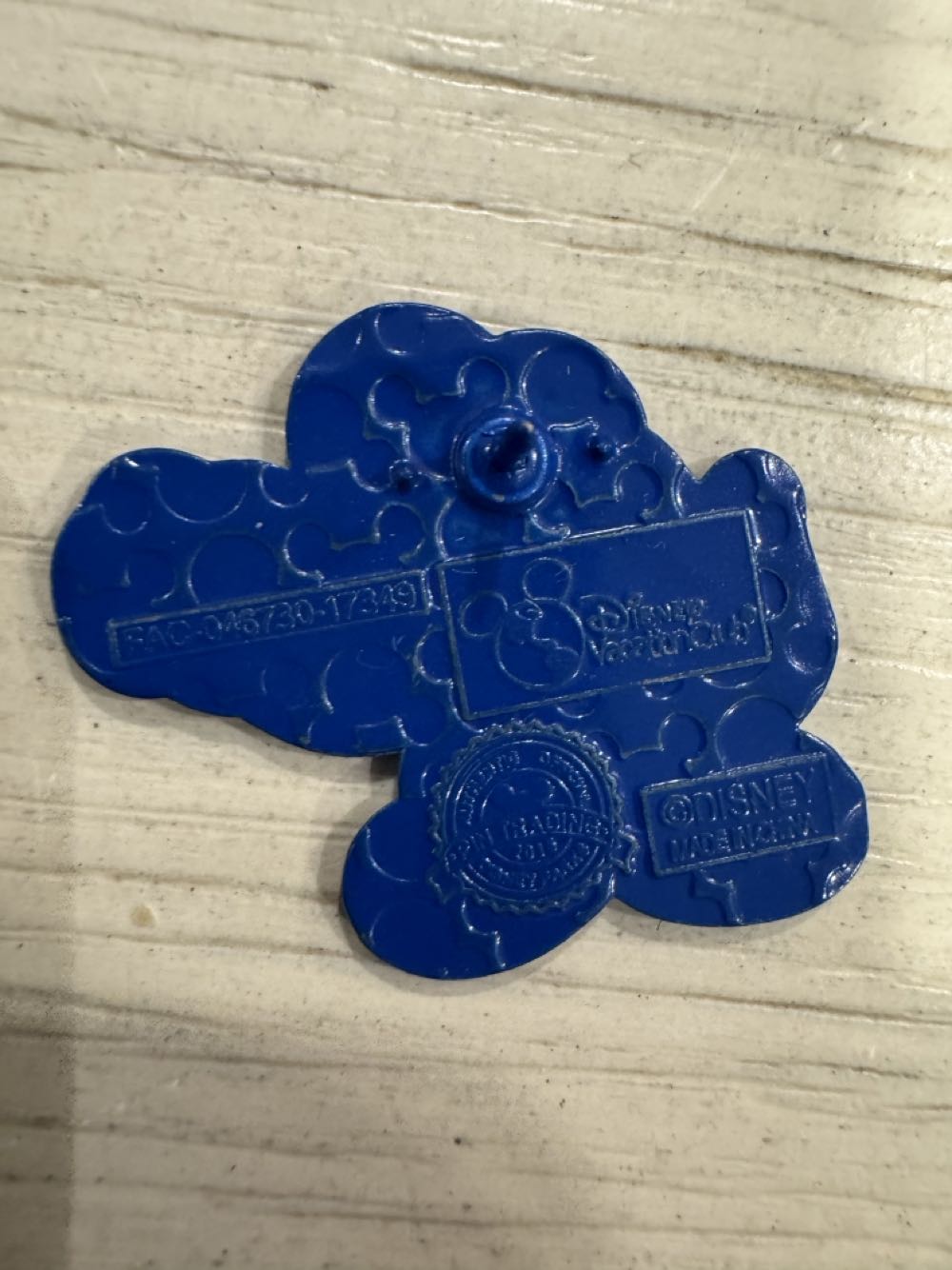 Mickey Mouse DVC Blue with binoculars  pin collectible - Main Image 2