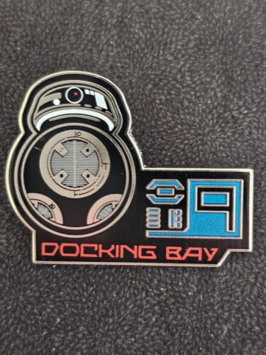 Figaro Cut Out Paw Licking