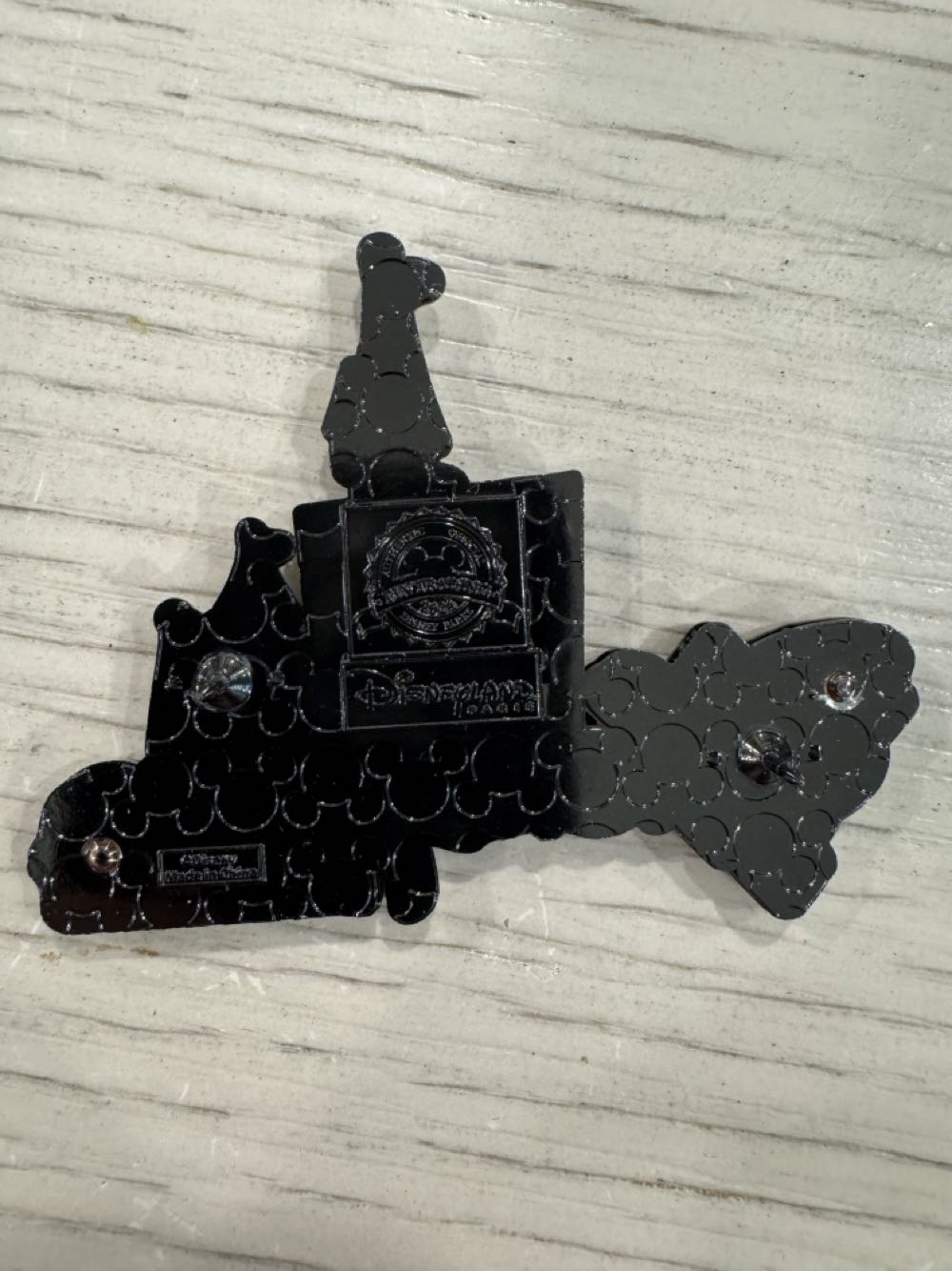 Disneyland Paris Castle - Hard Enamel pin collectible [Barcode 2078010250232] - Main Image 2