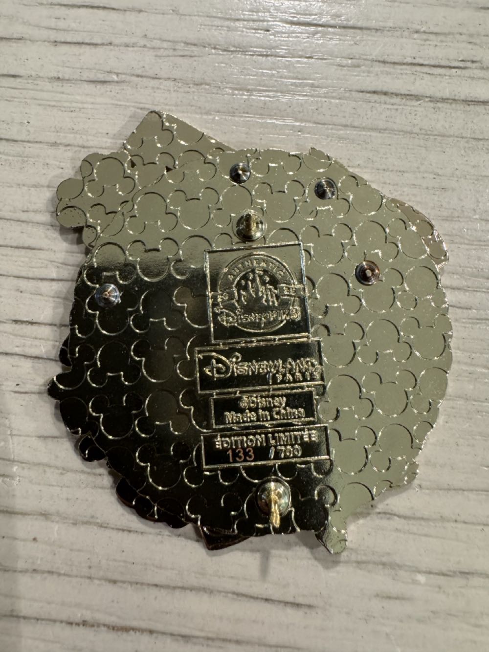 DLP, St. Patrick’s Day 2025, Scrooge Mcduck  pin collectible [Barcode 2078210250834] - Main Image 2