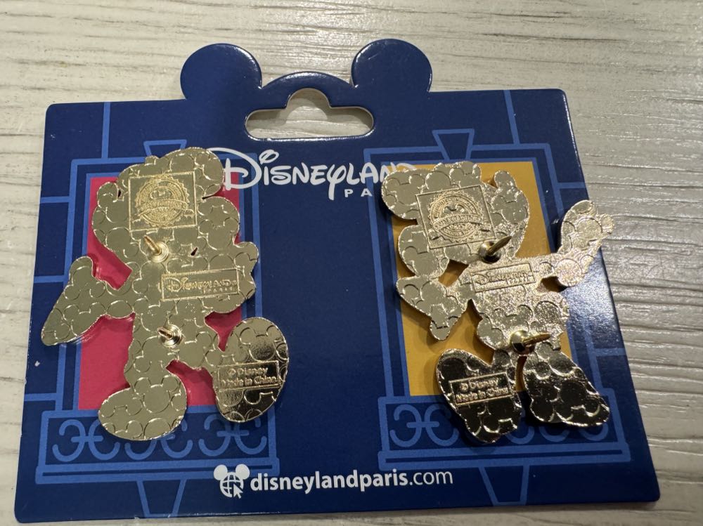 Mickey And Minnie In Berets  pin collectible [Barcode 2078010250959] - Main Image 2