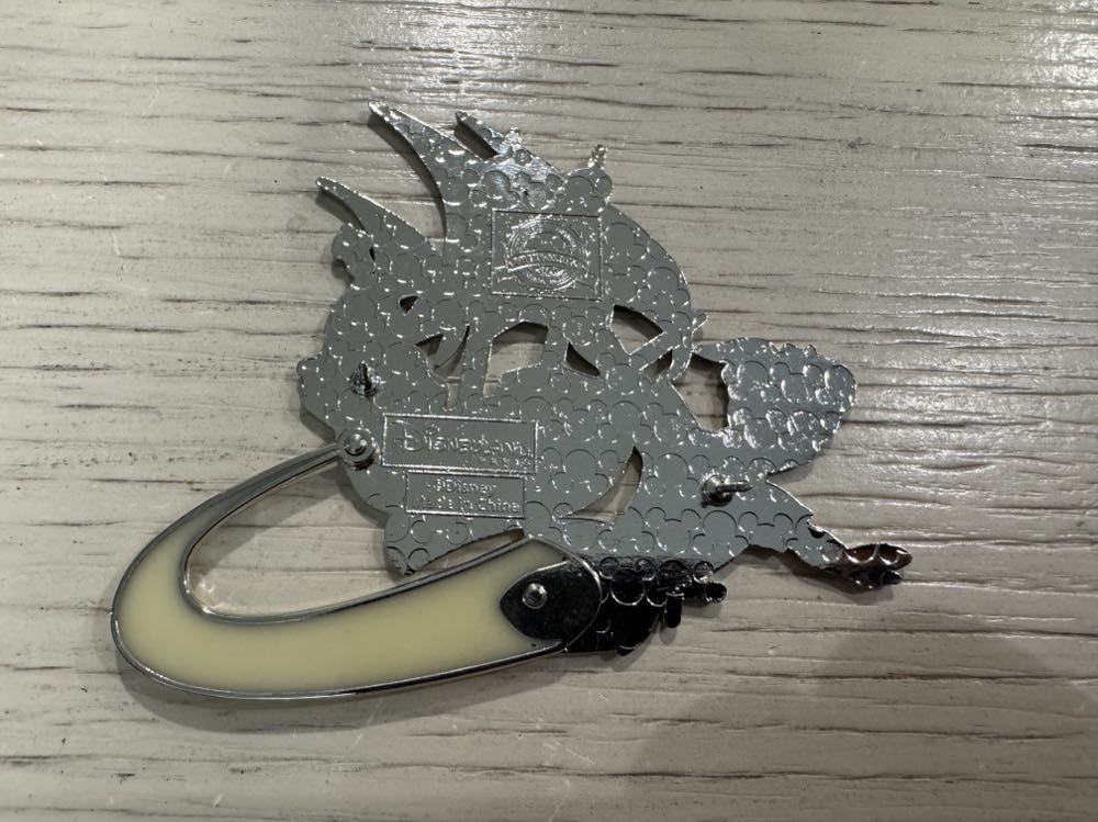 DLP Peter Pan Flying Around The Jolly Roger, Jumbo  pin collectible [Barcode 2078010231170] - Main Image 3