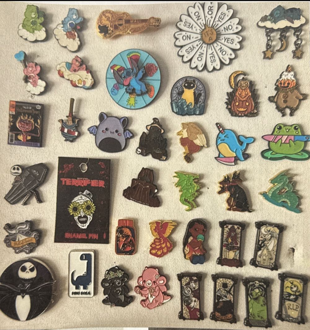 Lot. 6  pin collectible - Main Image 2