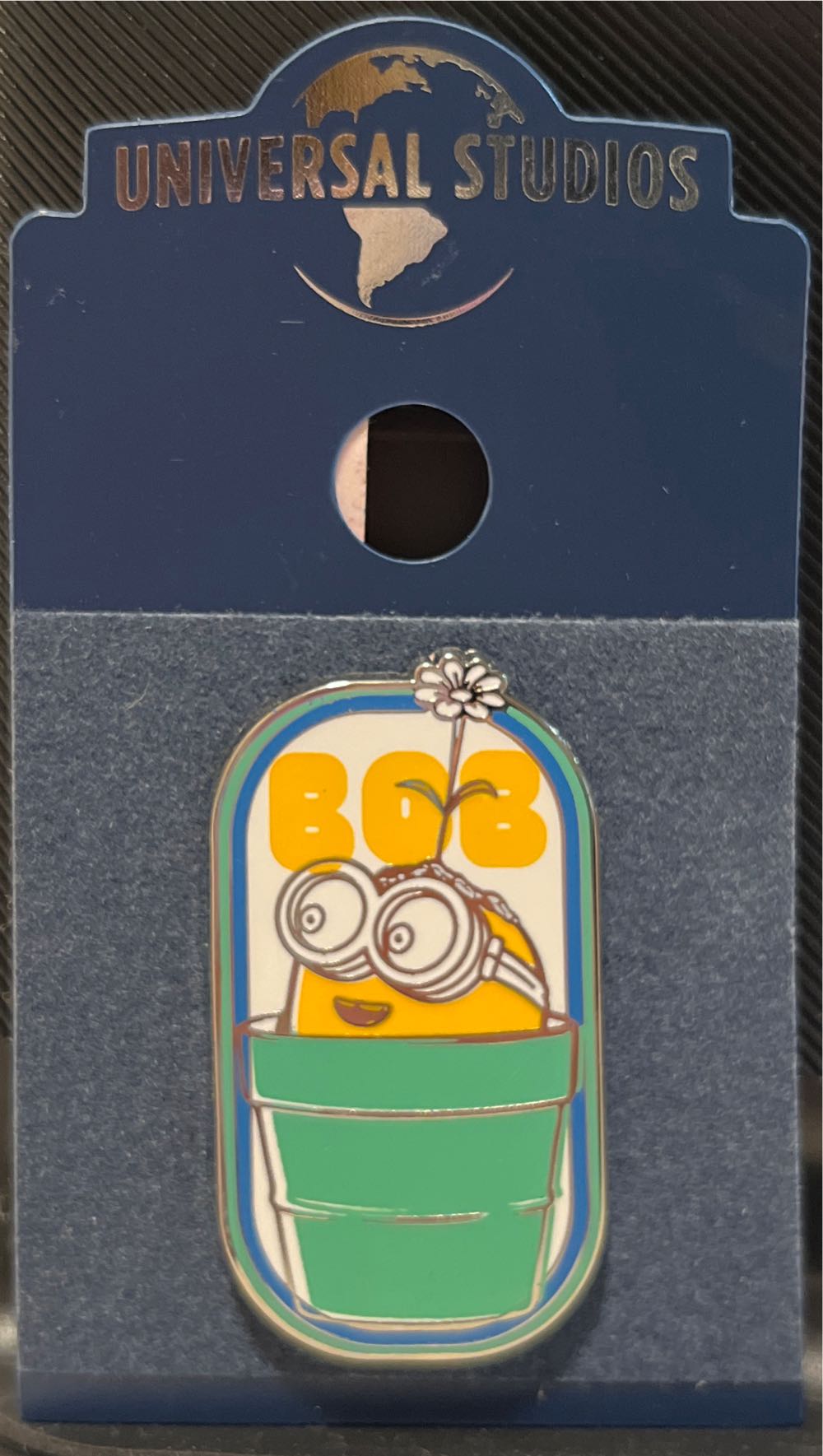 Despicable Me Minion Bob Planted Pin- Universal Studios  pin collectible [Barcode 400013597717] - Main Image 2