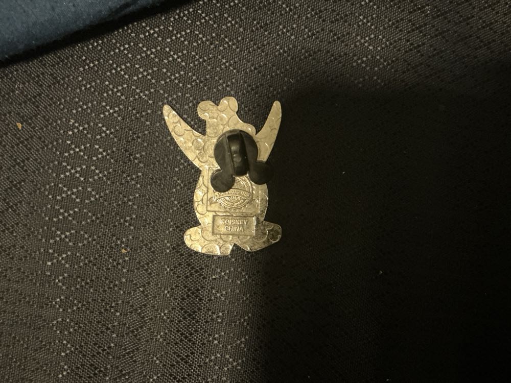 Disney Club Penguin Mystery Collection - ’My First Visit’ Tourist  pin collectible - Main Image 2