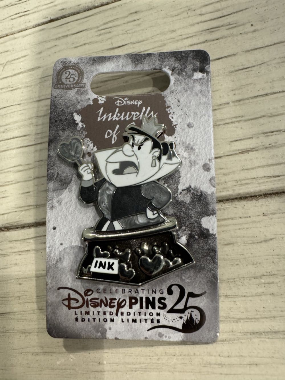 Inkwells Of Evil Series - Queen Of Hearts - Limited Release pin collectible [Barcode 400986370454] - Main Image 2