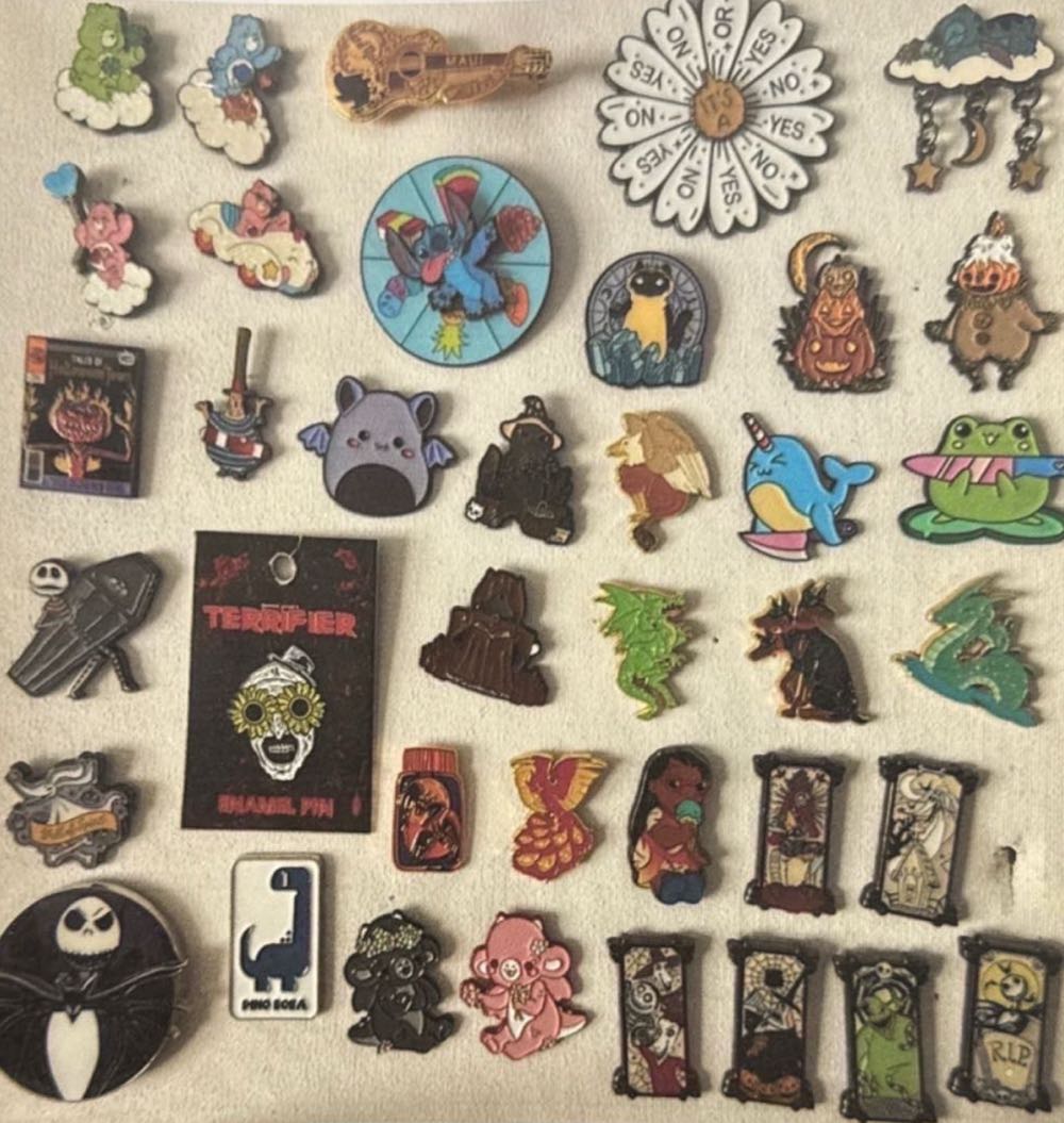 Lot 1 ✅  pin collectible - Main Image 2