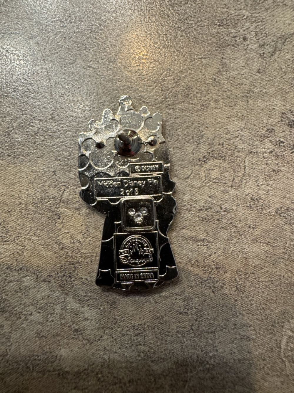 Disney Villians Hidden Mickey - Evil Queen  pin collectible - Main Image 2