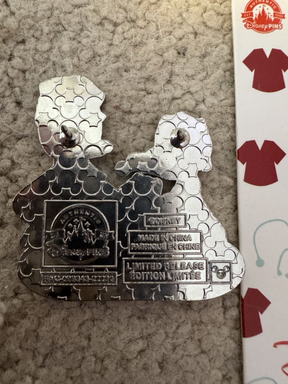 Nurse’s Day 2023 Donald Daisy & Duck  pin collectible [Barcode 400956623610] - Main Image 2