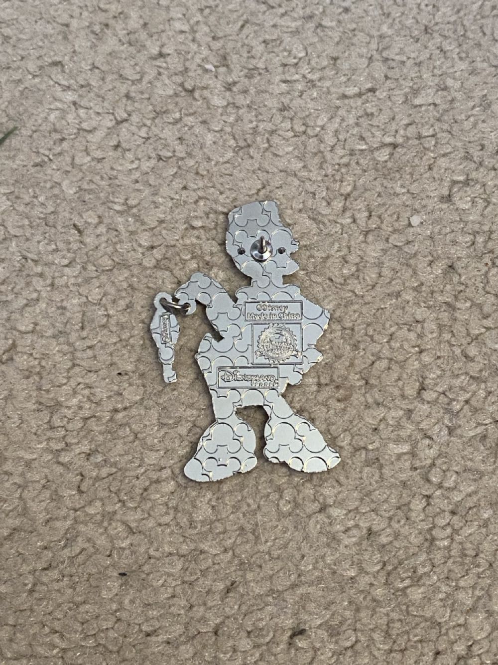 Bellhop Daisy Tower Of Terror Dlp Duck Key Disney Dlrp Disneyland Paris  pin collectible [Barcode 2078010221218] - Main Image 2