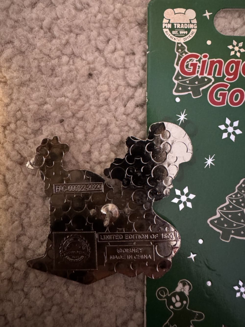 38164 Scrooge Mcduck Gingerbread Goodies  pin collectible [Barcode 400927813415] - Main Image 2