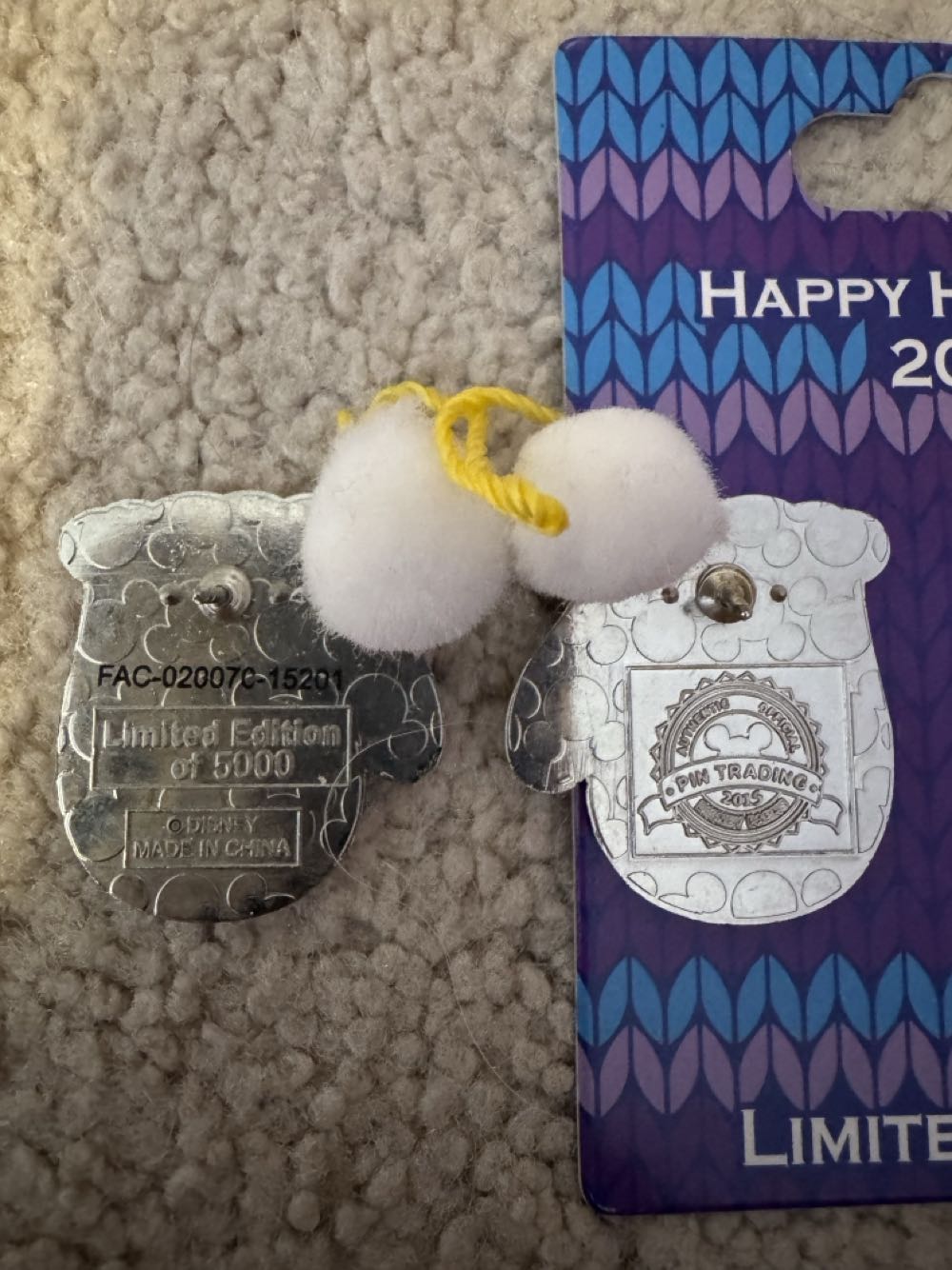 Peter Pan Grand Floridian Mittens Disney Le Holidays Resorts 5000 - Limited Edition pin collectible [Barcode 400009820843] - Main Image 2