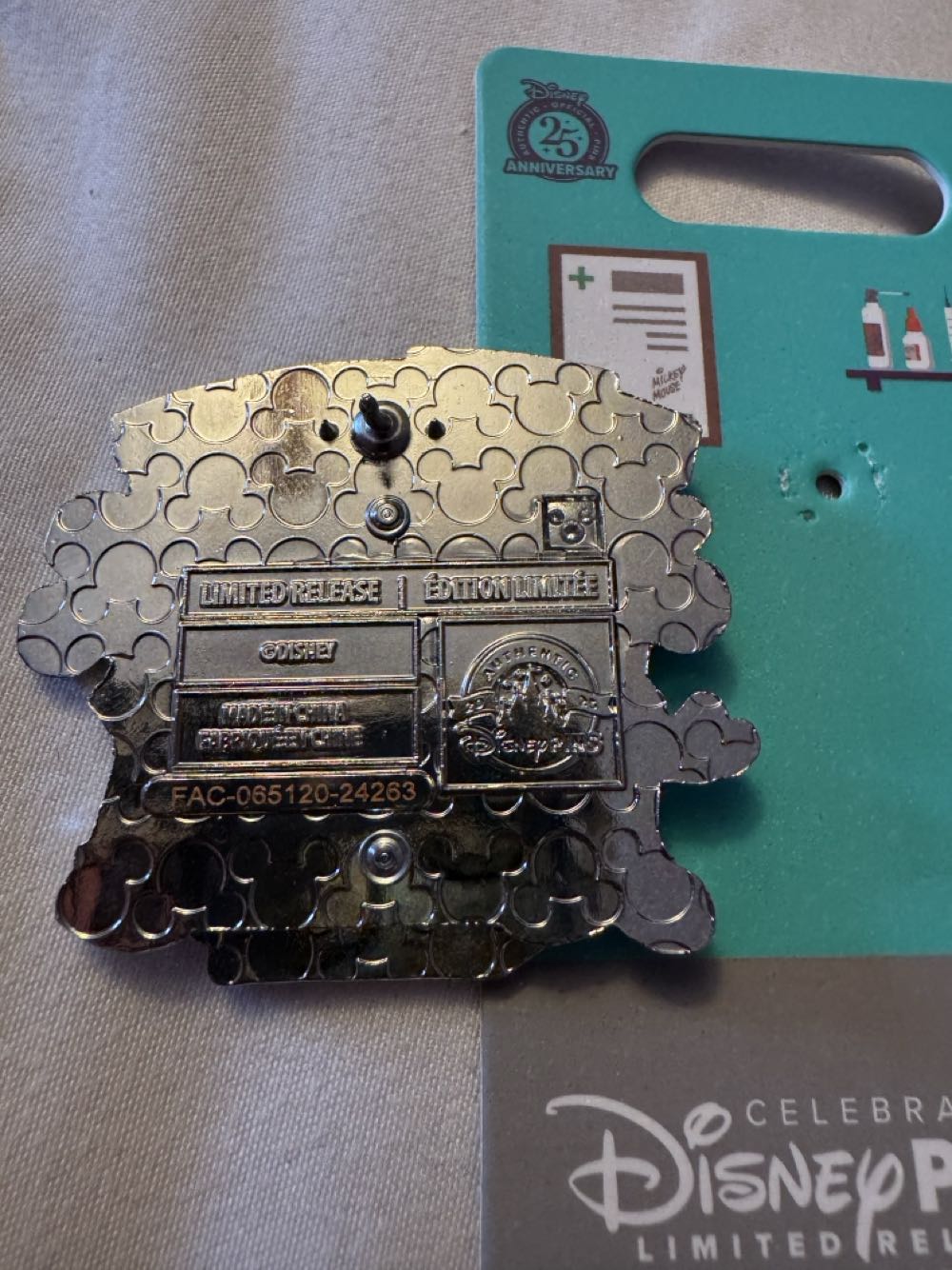 Disney Nurses Day 2025 - Limited Edition pin collectible [Barcode 400991124097] - Main Image 2