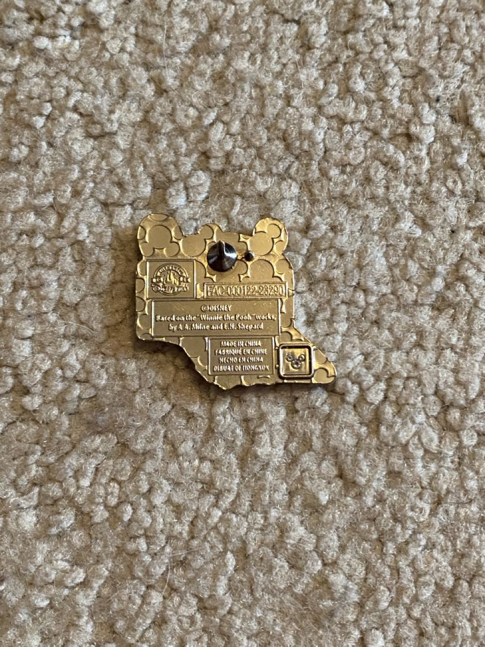 Winnie The Pooh  pin collectible [Barcode 400976068705] - Main Image 3