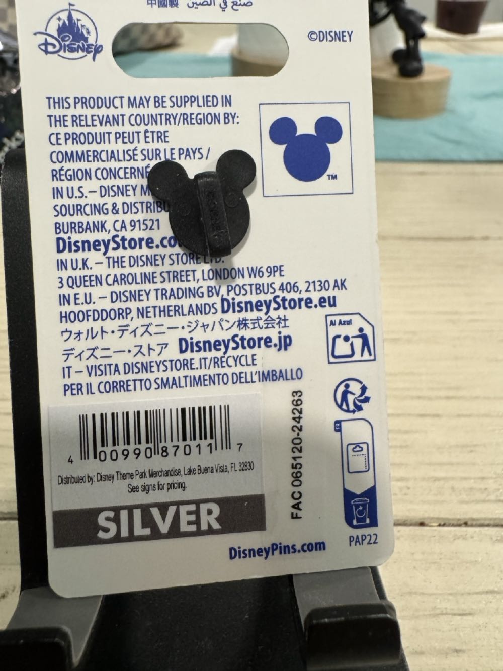 Chip And Dale Playing Hockey Epcot World Showcase Canada  pin collectible [Barcode 400990870117] - Main Image 3