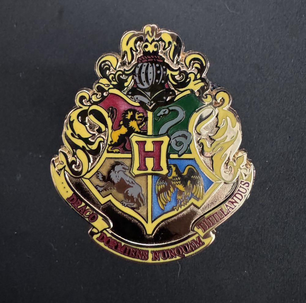 Harry Potter- Hogwarts Crest - Universal Studios Harry Potter pin collectible - Main Image 2