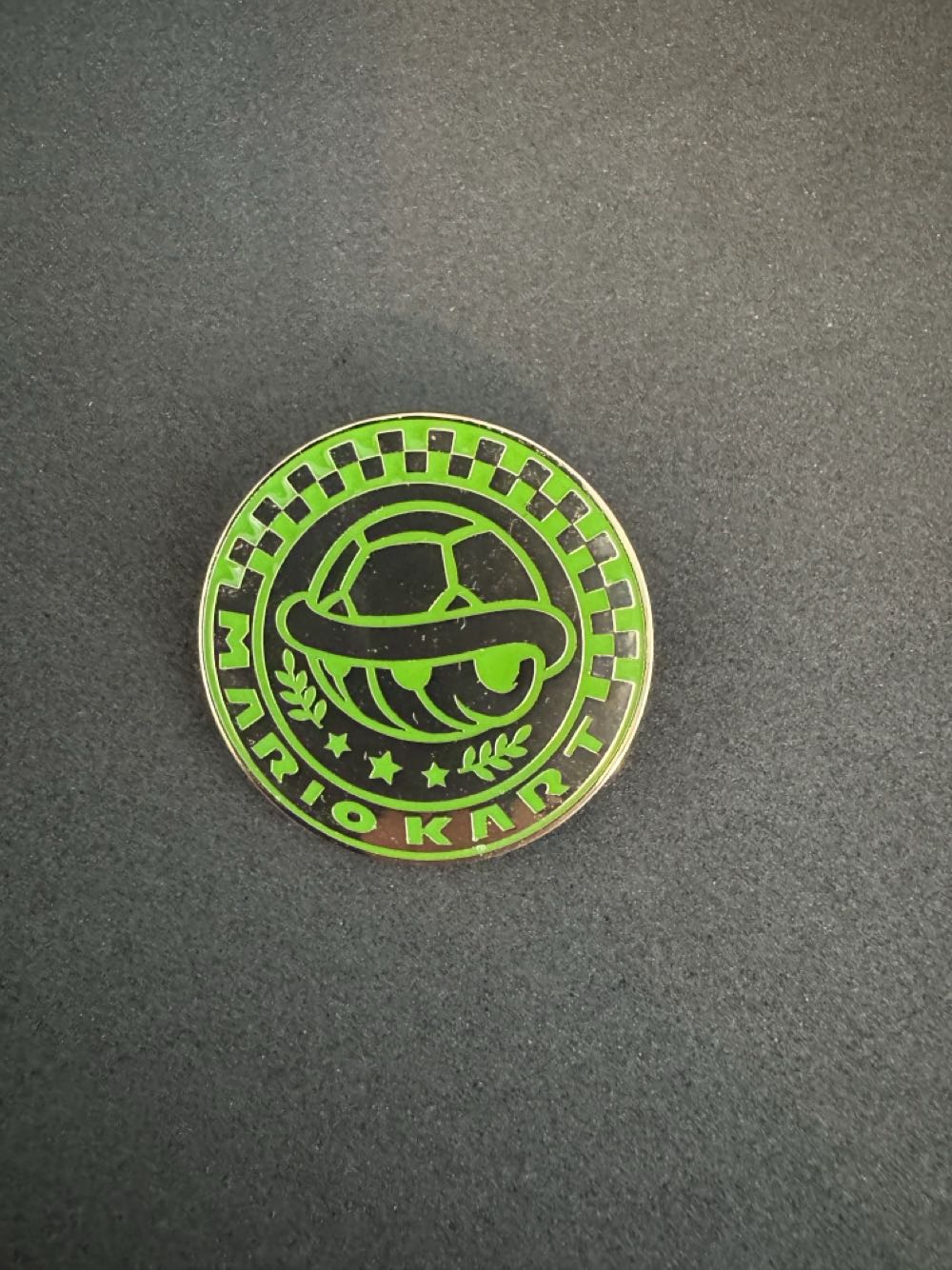 Mario Kart - Crown - Super Nintendo World pin collectible [Barcode 400013486363] - Main Image 2